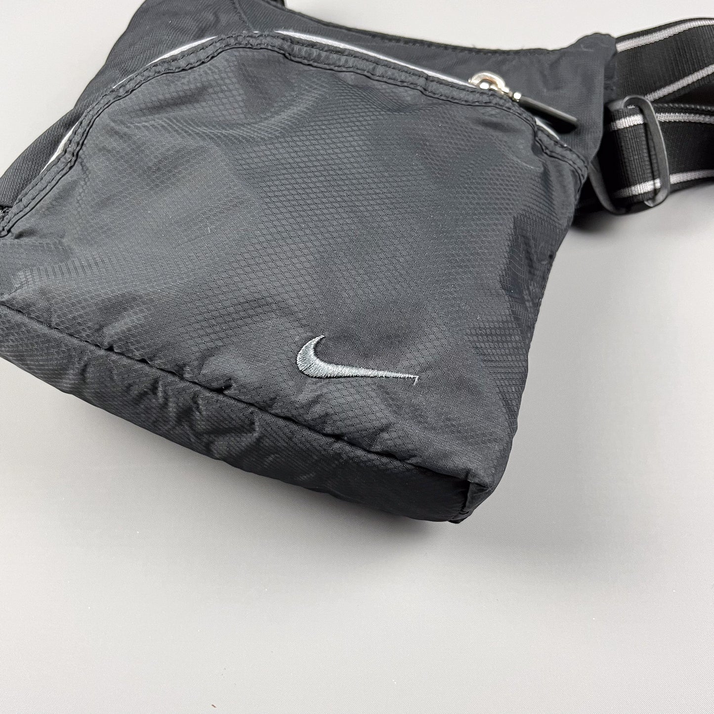 Nike Y2K Arch Zip Side Bag